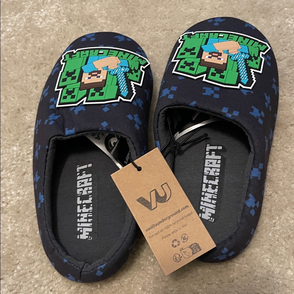 Kids slip on Minecraft slippers - Picture 3 of 4